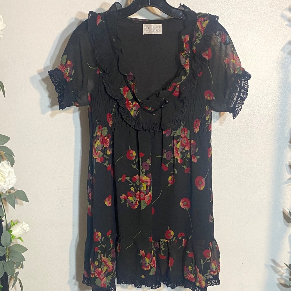 Elegant Black Floral Blouse with Lace Trim